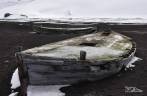 Restos bem conservados de antigo barco na praia de Deception Island, na Antártida